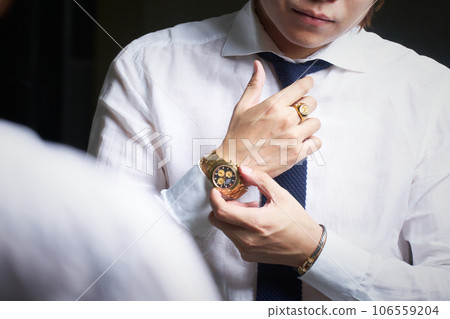 戴著金手錶的男人的手男士配飾時尚形象 106559204