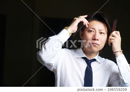 男人照鏡子拉直頭髮 男士美容 男性肖像 106559209