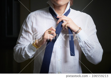 戴金表和戒指的男士配飾時尚形象 106559213