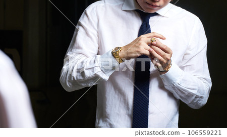 男人手上戴著戒指男士配飾時尚形象 106559221