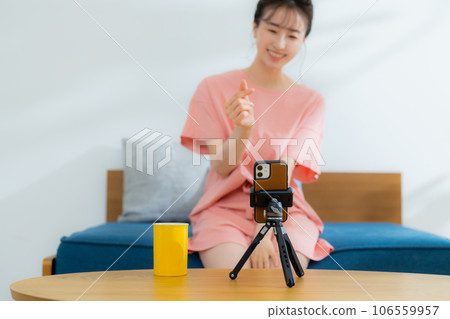 woman talking online 106559957