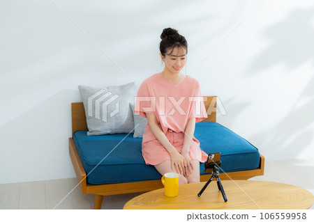 woman talking online 106559958