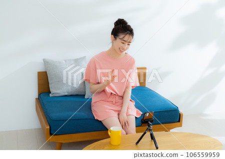 woman talking online 106559959