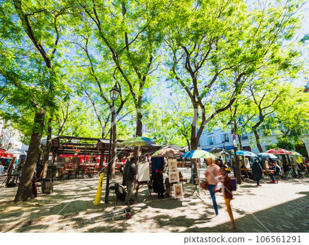 Paris Place du Tertre where artists gather *Partly soft focus 106561291