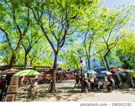 Paris Place du Tertre where artists gather *Partly soft focus Paris Place du Tertre where artists gather *Partly soft focus 106561292