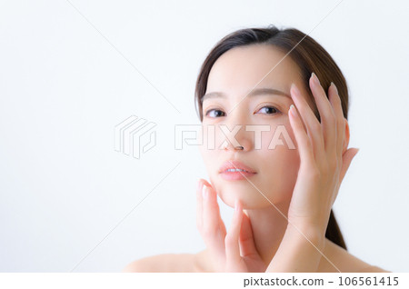 A beautiful woman with a feeling of bare skin that is easy to use for images such as esthetics and beauty. 106561415