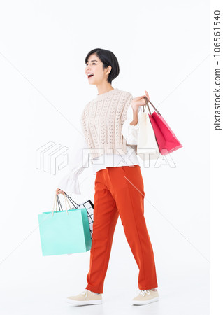 A young woman shopping 106561540