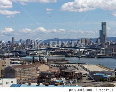 從橋上看到的大阪城市景觀和河流風景 106561644