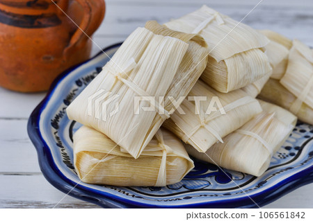墨西哥美食玉米粉蒸肉和 atole 106561842
