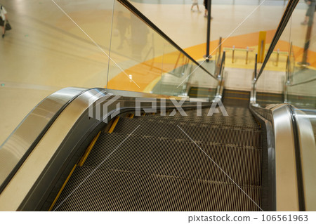 Escalator inside a shopping mall 106561963