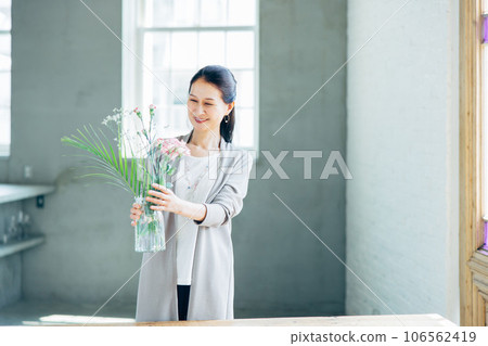 微笑著插花的老婦人 106562419