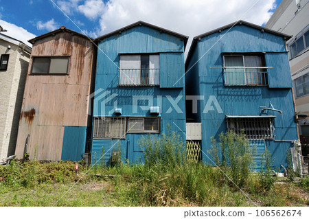 破舊的波紋鐵皮屋，戰後軍營，日本老房子，小房子，獨立屋，獨立屋，老房子，昭和建築 106562674