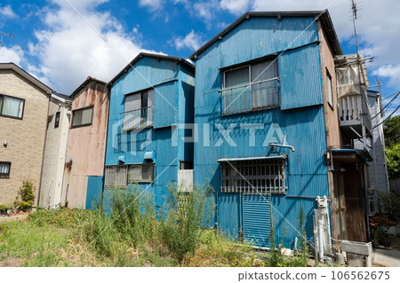 破舊的波紋鐵皮屋,戰後軍營,日本老房子,小房子,獨立屋,獨立屋,老房子,昭和建築 破舊的波紋鐵皮屋,戰後軍營,日本老房子,小房子,獨立屋,獨立屋,老房子,昭和建築 106562675