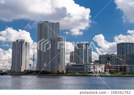 《東京》塔樓公寓鱗次櫛比，夏日天空中的東京灣地區 106562762