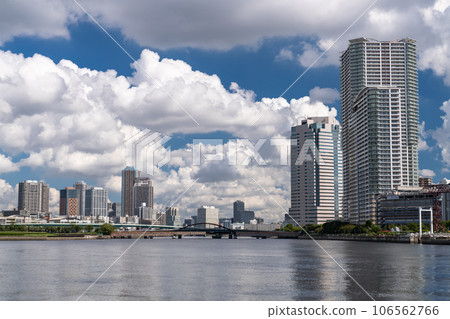 《東京》塔樓公寓鱗次櫛比，夏日天空中的東京灣地區 106562766