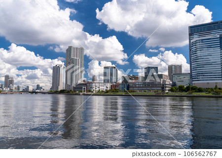 《東京》塔樓公寓鱗次櫛比，夏日天空中的東京灣地區 106562767