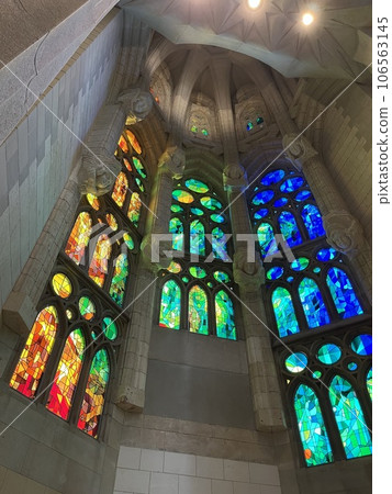 サグラダファミリアのステンドグラス 106563145