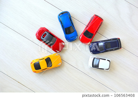 大量色彩繽紛的迷你車 大量色彩繽紛的迷你車 106563408