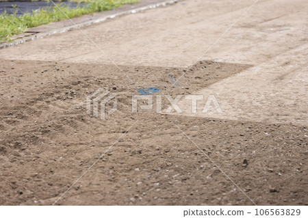 攤舖作業圖：平整後的路基及平整前的路基（地面） 106563829