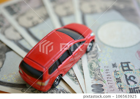 Minicar and 10,000 yen bill 106563925