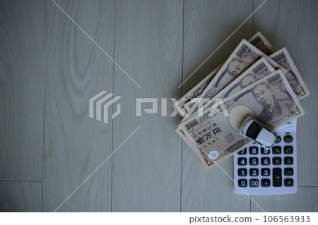 Minicar and 10,000 yen bill 106563933