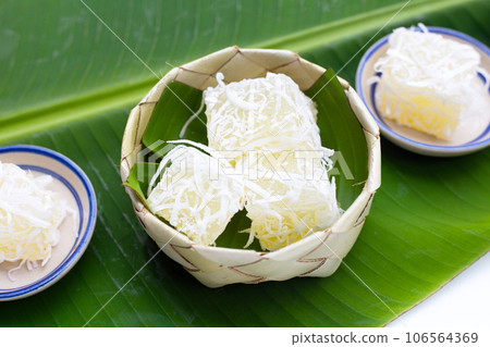 Steamed tapioca cake or cassava cake with grated coconut 106564369