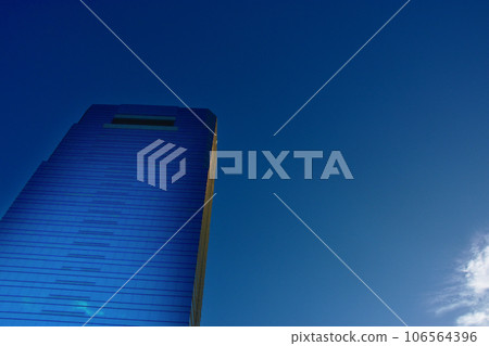 [Kobe, Japan's skyscraper district] Blue sky and business tower High-rise buildings in front of Kobe station 106564396