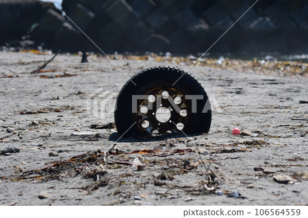 海岸邊的垃圾輪胎 106564559