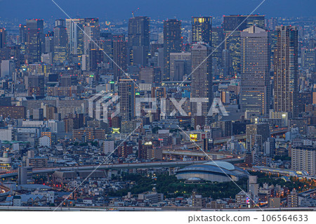 Night view of Osaka city area 106564633
