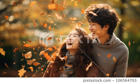 一對幸福的日本夫婦抬頭望著飄落的秋葉 106564703