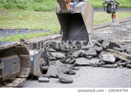 挖掘機和夯實機清除舊瀝青以進行鋪路工作 挖掘機和夯實機清除舊瀝青以進行鋪路工作 106564704