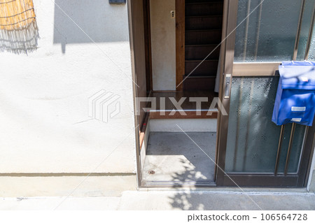 一座老房子的入口部分 106564728