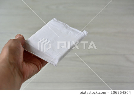 receive sanitary napkins by hand receive sanitary napkins by hand 106564864