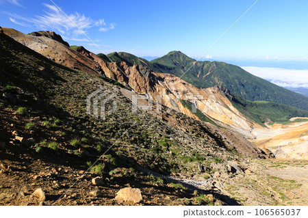 富良野山和上富良野山、上幌龜德山、大雪山國立公園、從十勝嶽山脈的山脊線眺望 富良野山和上富良野山、上幌龜德山、大雪山國立公園、從十勝嶽山脈的山脊線眺望 106565037