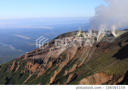 大雪山國立公園十勝岳深澤噴氣孔群，從十勝嶽山脈山脊線附近眺望 106565159