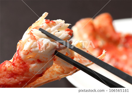 蟹料理帝王蟹蟹料理烤螃蟹用筷子夾蟹肉 蟹料理帝王蟹蟹料理烤螃蟹用筷子夾蟹肉 106565181