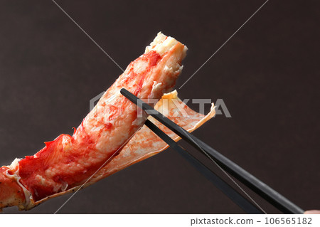蟹料理帝王蟹蟹料理烤螃蟹用筷子夾蟹肉 106565182