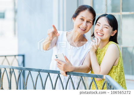 A mother and daughter spending time on a trip Parent and child girls' trip A mother and daughter spending time on a trip Parent and child girls' trip 106565272