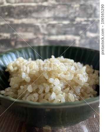 Brown rice served in a bowl 106565290