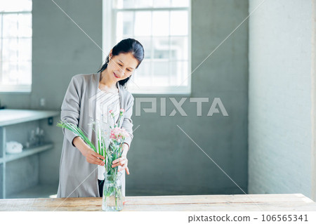 微笑著插花的老婦人 106565341