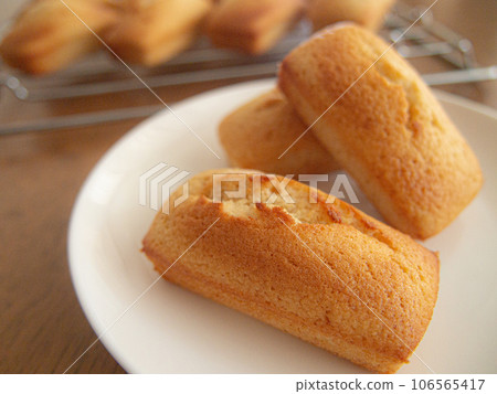 Confectionery making financier 106565417