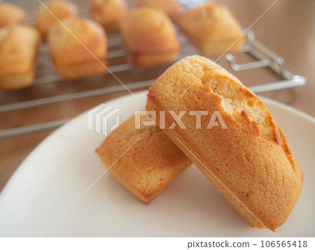 Confectionery making financier 106565418