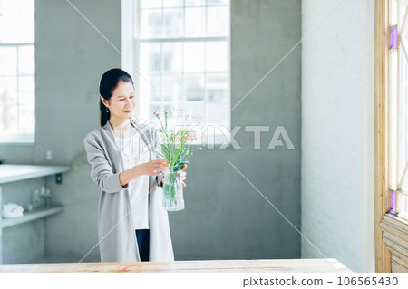 微笑著插花的老婦人 106565430