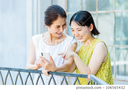 A mother and daughter spending time on a trip Parent and child girls' trip 106565432