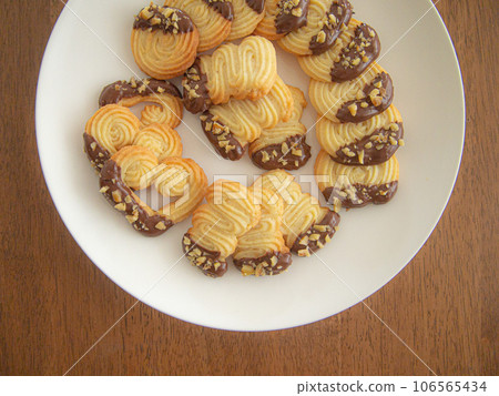 Making Sweets Squeezed Cookies 106565434