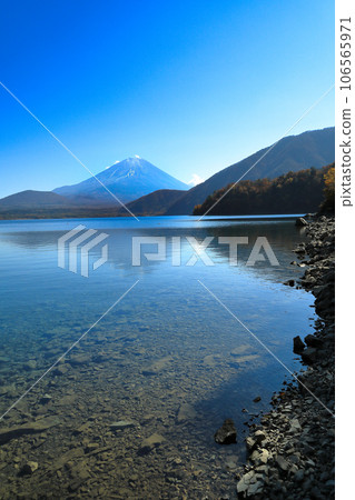 Summer Fuji seen from the shore of Lake Motosu, Motosu, Kawaguchiko Town, Yamanashi Prefecture Summer Fuji seen from the shore of Lake Motosu, Motosu, Kawaguchiko Town, Yamanashi Prefecture 106565971