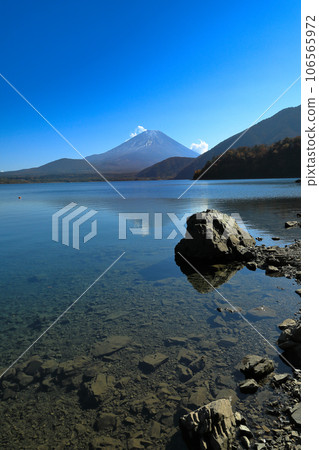 Summer Fuji seen from the shore of Lake Motosu, Motosu, Kawaguchiko Town, Yamanashi Prefecture Summer Fuji seen from the shore of Lake Motosu, Motosu, Kawaguchiko Town, Yamanashi Prefecture 106565972