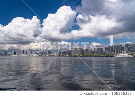 《東京》塔樓公寓鱗次櫛比，夏日天空中的東京灣地區 106566355
