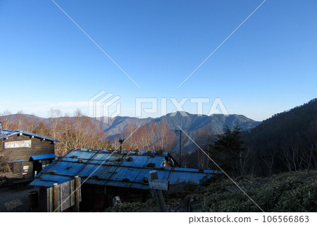 埼玉縣秩父市與山梨縣山梨市交界處的嚴坂嶺附近的嚴坂小屋,以及奧秩父山脈 埼玉縣秩父市與山梨縣山梨市交界處的嚴坂嶺附近的嚴坂小屋,以及奧秩父山脈 106566863