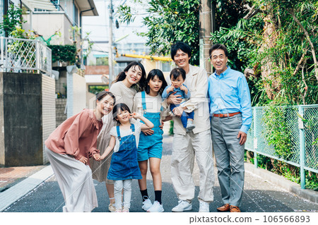 一家三代人滿臉笑容地走出去 106566893